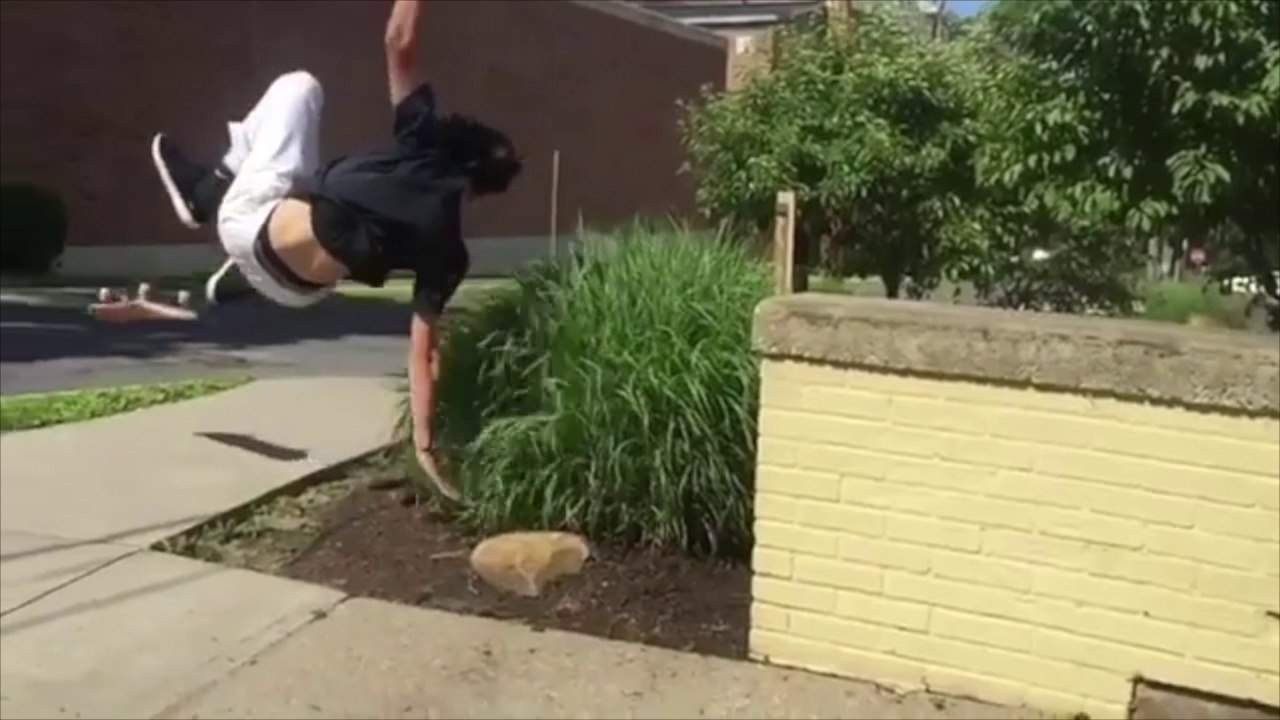 Saut raté en Skateboard.. il atterrit sur le dos !!