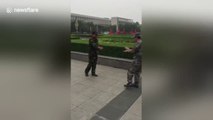 Ce soldat chinois n'arrive pas à coordonner ses bras et jambes en marchant !