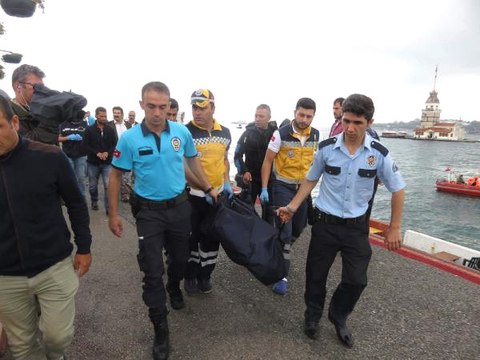 Üsküdar'da Kız Kulesine Yüzmek İçin Denize Atlayan Vatandaş Boğularak Can Verdi