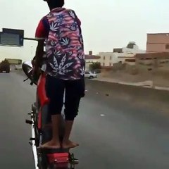 ویڈیو میں دیکھیں کس طرح نوجوان ون ویلنگ کرتے ہوئے دوسروں کے لیے حادثات کا باعث بنتے ہیں