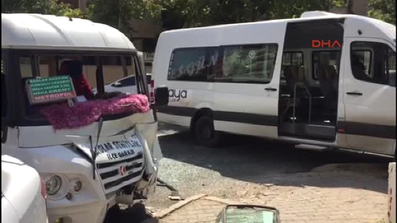 Diyarbakır'da Öğrenci Servisiyle Mibüs Çarpıştı 3'ü Öğrenci 7 Kişi Yaralandı