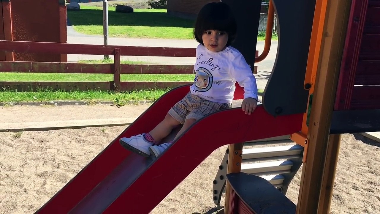 اطفال يلعبون بالرمل