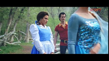 Màn “so găng” của 2 cô gái đình đám từ Disney