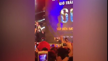 Sân khấu "vỡ trận", khán giả "bạo loạn" chỉ vì Sơn Tùng hát