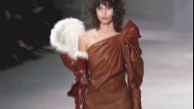 Người mẫu Saint Laurent khoe ngực trần trên sàn catwalk