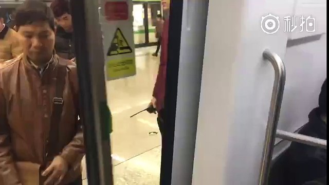 Điêu đứng trước vẻ đẹp đậm chất “soái ca” của anh nhân viên nhà ga