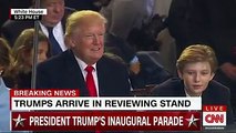 Barron Trump tươi cười trong ngày nhậm chức