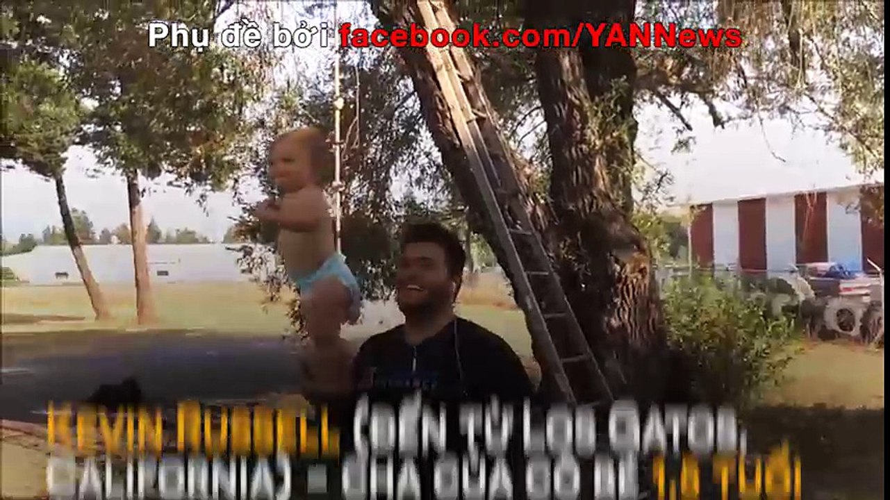 cô bé 1,5 tuổi có khả năng giữ thăng bằng trên lòng bàn tay của bố