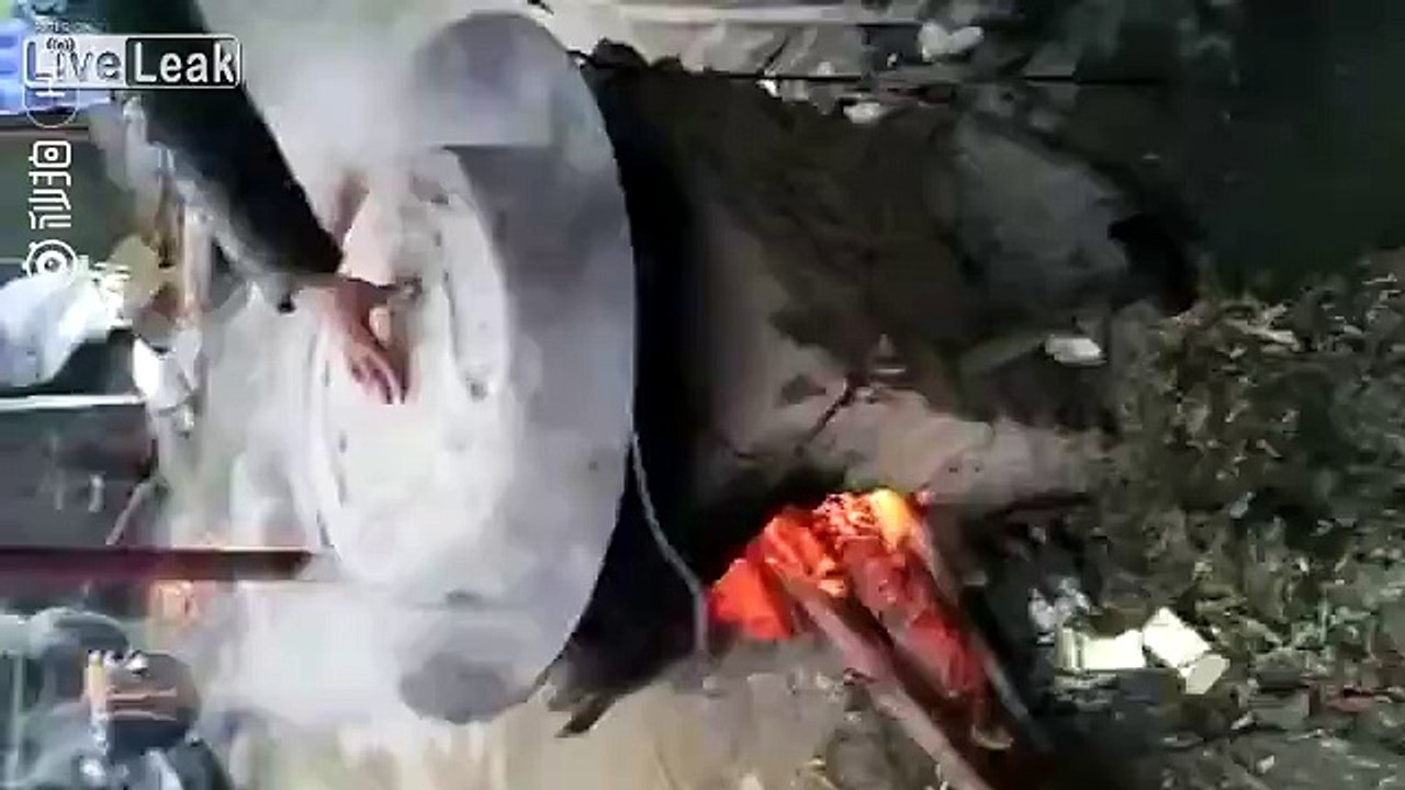 Xót xa hình ảnh chú chó vùng dậy chạy trốn dù bị vặt lông, luộc sống trong nồi nước sôi