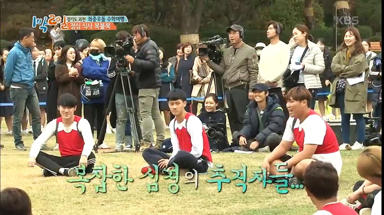 Kim Yoo Jung gây sốt vì đến chạy cũng đáng yêu, tay không bẻ đôi quả táo