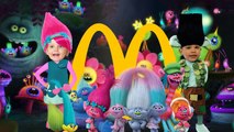 Мультик мистер Макс в Макдональдсе открывает новые игрушки хэппи мил: Тролли, Покемоны 2016 года