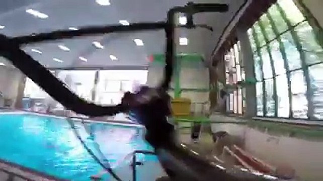 Il plonge dans une piscine en BMX à 7,5 mètres de hauteur