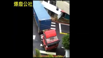 Xe container lách qua ngách hẹp 'không tưởng'