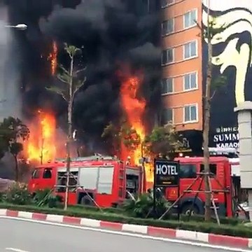 Full clip cháy lớn hơn 2 tiếng đồng hồ thiêu rụi 3 căn nhà 7 tầng ở Hà Nội
