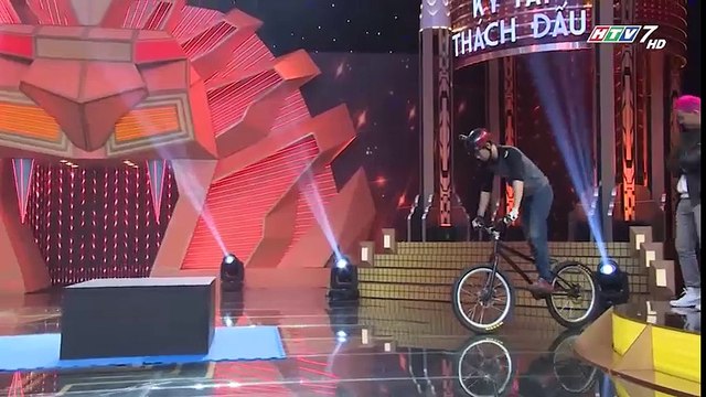 Màn lái xe lao qua Trấn Thành, Thanh Duy và Hồng Đào gây thót tim