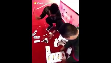 Gét thái độ phục vụ, đại gia mua cửa hàng iPhone 1,6 tỷ rồi đập nát