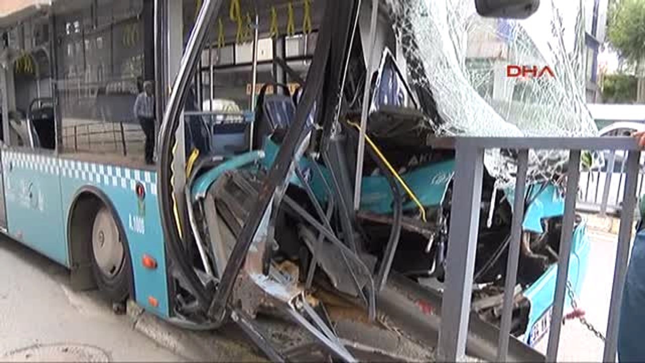 Gaziosmanpaşa'da Özel Halk Otobüsü Kaza Yaptı: 4 Yaralı