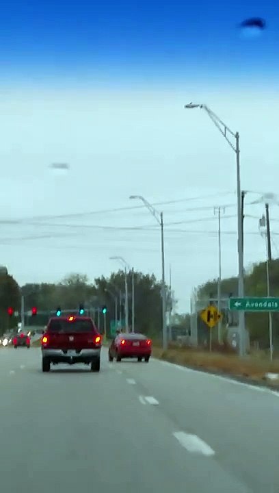 Ils se moquent d'un conducteur en détresse mais vont vite le regretter