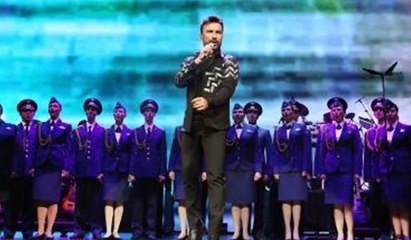 Tarkan ve Kızıl Ordu korosu aynı sahnede