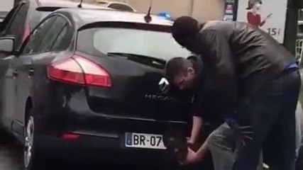 Arrestation musclée à coup de genoux, taser et étranglement (Bobigny)