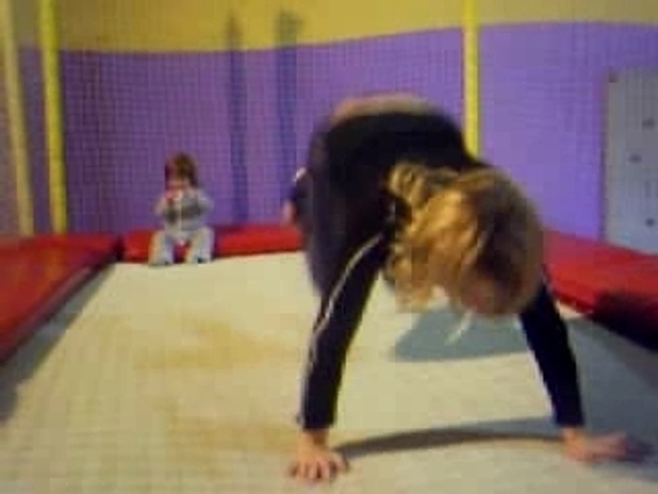 Vidéo nina au trampoline