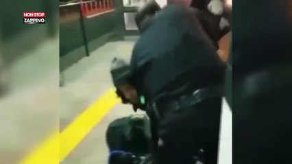 Un policier pointe son arme sur un homme en fauteuil roulant (vidéo)