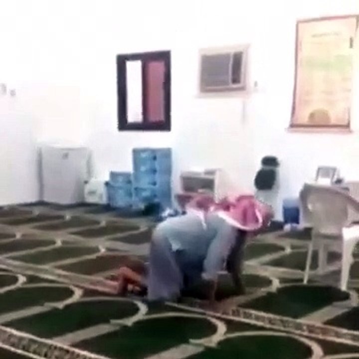 عبرة أول شخص في المسجد مسن لا يمشي.