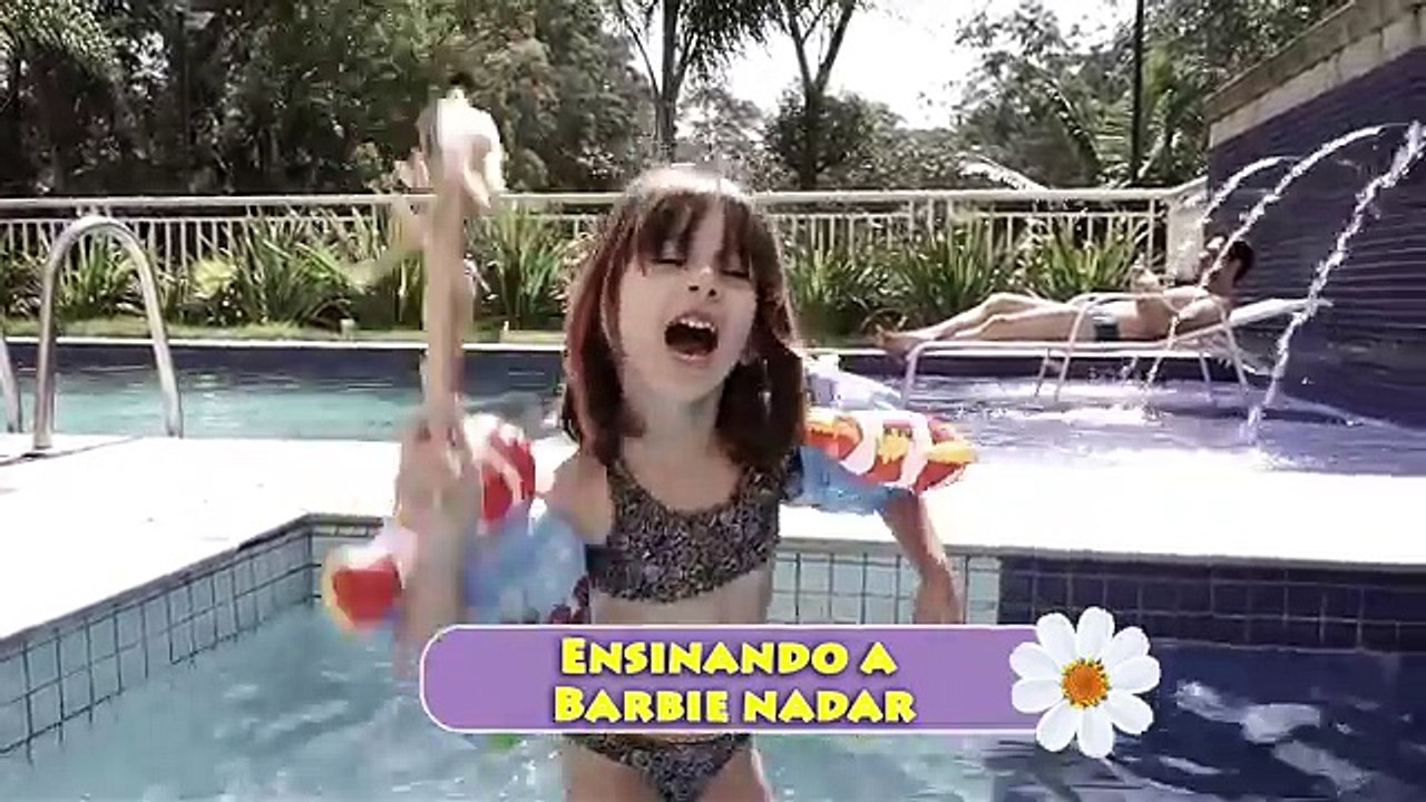 Ensinando a Barbie nadar na Piscina com Sarinha