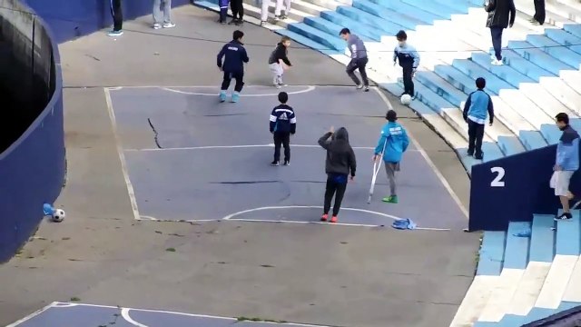 Un garçon avec une seul jambe dribble ses potes et marque un joli but !