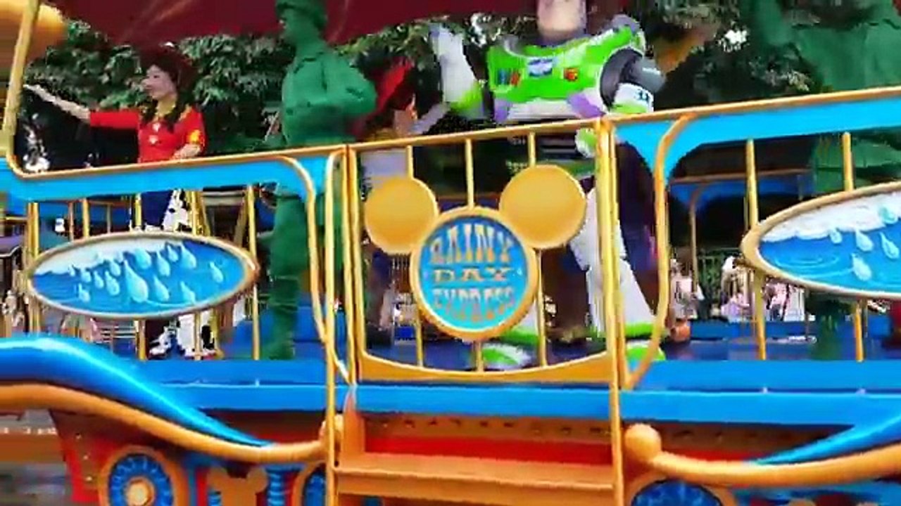 Badut Disney Naik Kereta Api Tut tut tut - Lagu Anak
