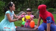 Nữ hoàng Elsa và Anna cùng người nhện tặng quà bóc trứng bất ngờ ra đồ chơi 