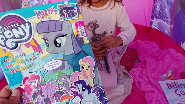 Plajda Elsa çadır ve my little pony dergi açtık, eğlenceli çocuk videosu