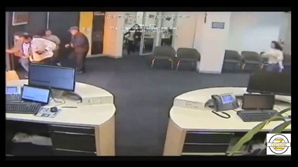 شخص يقوم بتصرف غريب ويشعل النار في أحد البنوك في أستراليا