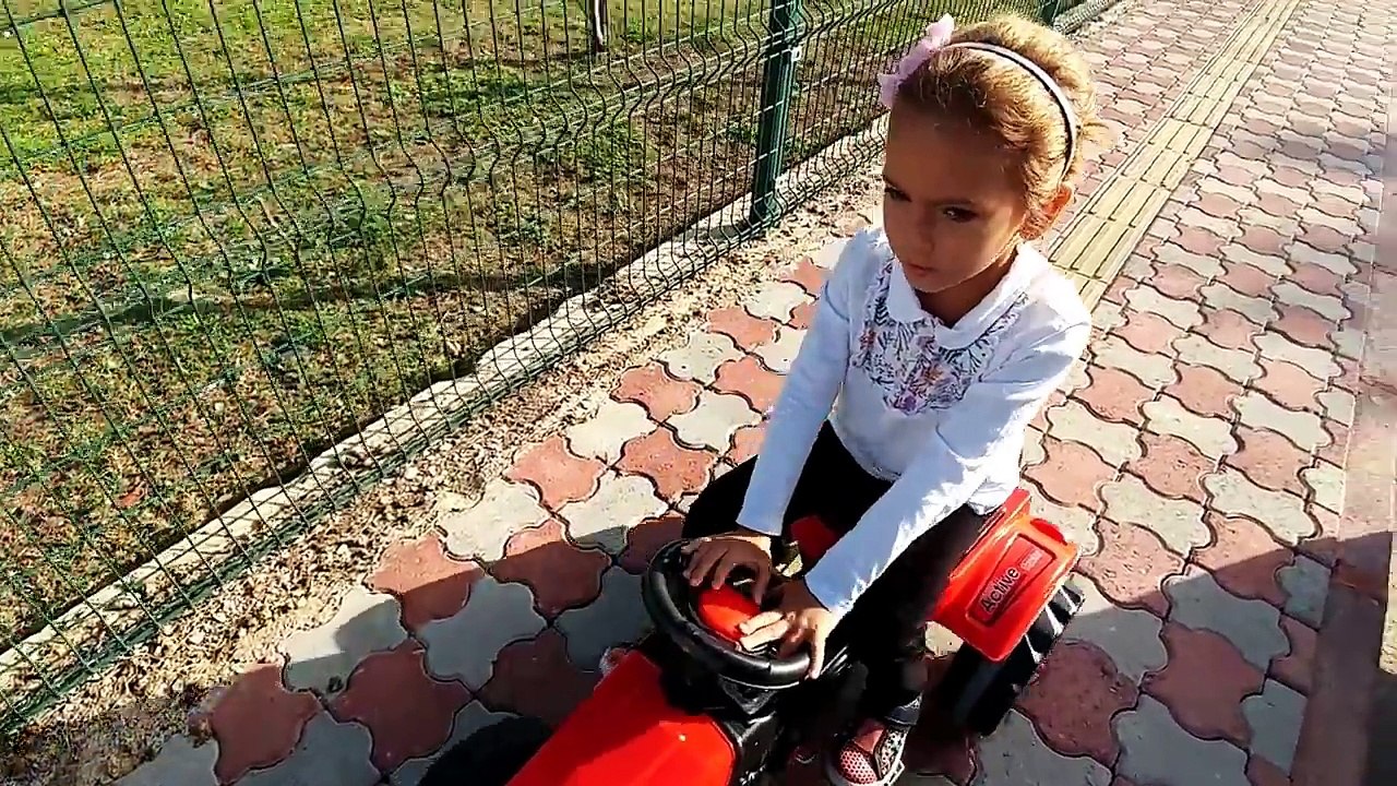 Elif Traktör ile parkta geziyor , elif ve lera traktöre biniyorlar, eğlenceli çocuk videosu