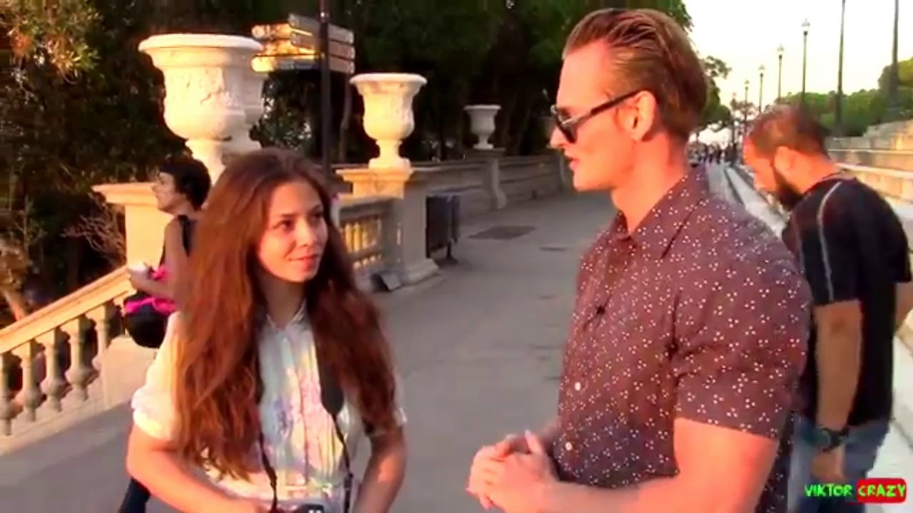 Pitao je 100 devojaka da mu pokažu GRUDI na ulici! Iznenadićete se koliko njih je pristalo