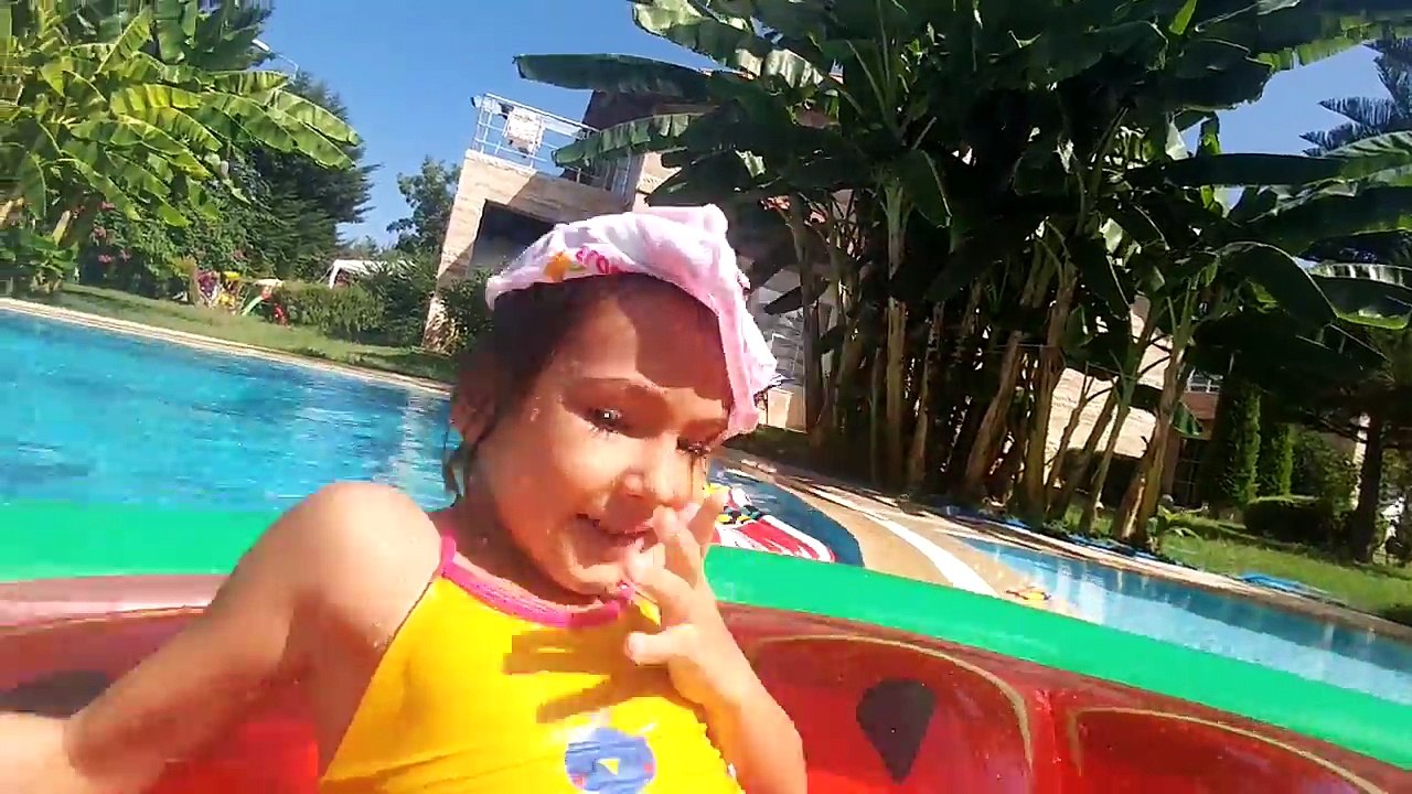 DEV KARPUZ İLE HAVUZDA OYUNLAR YARIŞMALAR , Eğlenceli çocuk videosu