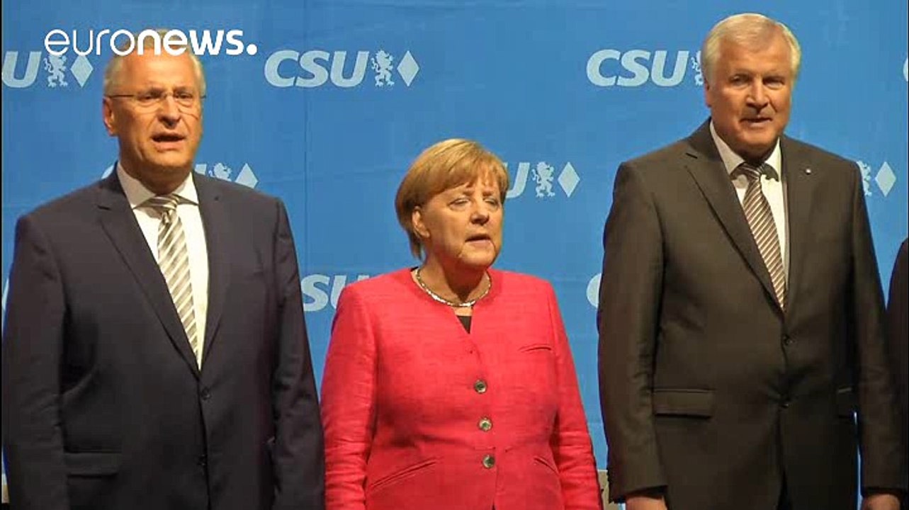 Pfiffe und Bayernhymne: Merkel in München - Schulz in Köln