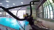 Il rentre par effraction dans une piscine pour sauter du plongeoir en BMX à 7,5 mètres de hauteur