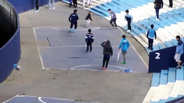 Ce gamin unijambiste va vous donner une leçon de football... Passement de jambe