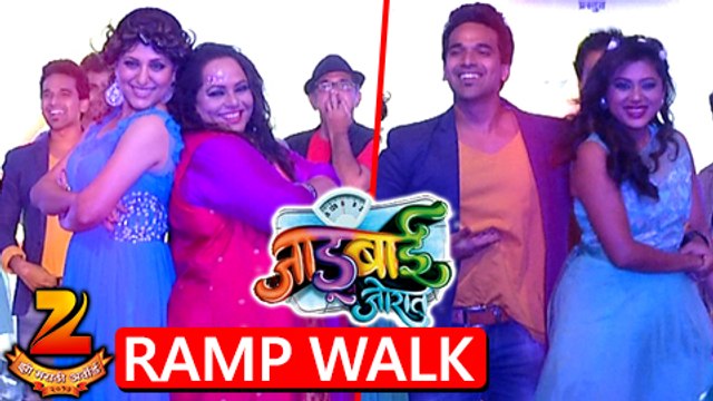 Hottest Ramp Walk By Jadubai Jorat ( जाडूबाई जोरात) Team In Zee Marathi Awards 2017 | TV Serial