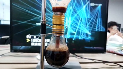 "Thánh ăn vụng" văn phòng Tiểu Dã pha cà phê bằng bóng đèn