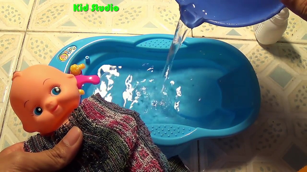 Baby Doll Bathtime How to Bath a Baby Toy Videos Tắm cho em bé búp bê đồ chơi trẻ em Kid Studio