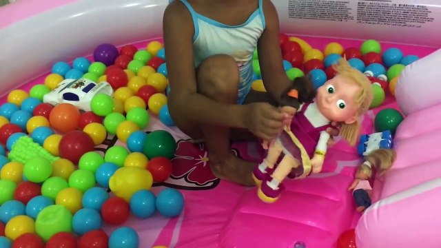 Maşa ve bebekler hello kitty havuzunda oynarken düşüyor,doktor oyunu, eğlenceli çocuk videosu