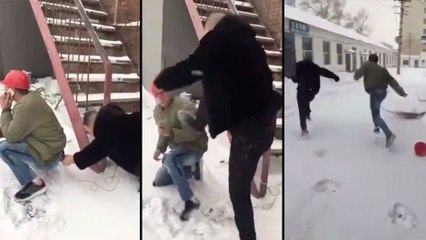 Il attache le pantalon d'un mec aux escaliers..
