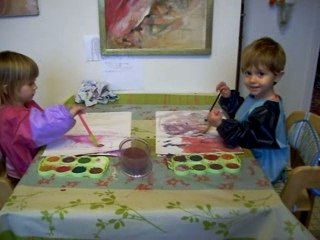 Gus et Garance peignent et font coucou à Grand Père et Omi