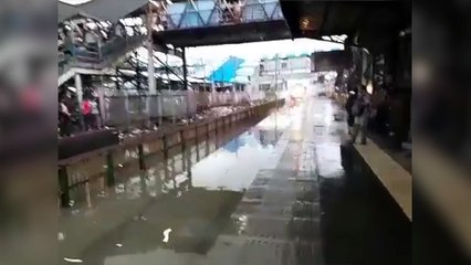 Un train passe dans une gare inondée !