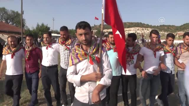 Gelin Üç Etek Damat Kaftan Giydi