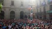 Els Castellers de Vilafranca despleguen una estelada a la plaça de Sant Jaume
