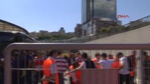 Beşiktaşlı Taraftar Derbiye Gitmek İçin Toplanıyorlar