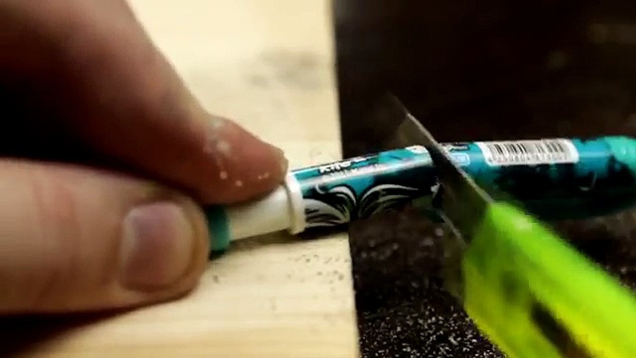 Uzeo je iglicu i zabio u telefon. Kad vidite zašto bit će Vam jasna ova ludost